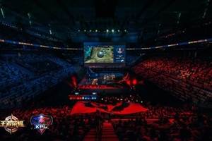 西门状态糟糕透了！ SmLz 的Jinx打出了五杀，而 Uzi 的Kai'Sa则显得力不从心。蓝队以1-0领先 Uzi 的队伍。