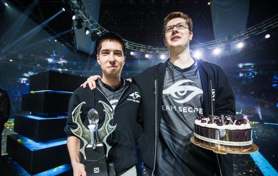 WOWLPL女主持人余霜分享礼服美照：喜欢碎钻还是半透视轻纱？