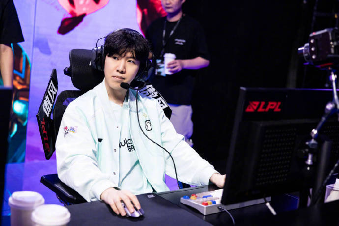 LPL 明天的首发阵容： Karis 和 xqw 在中路进行单挑